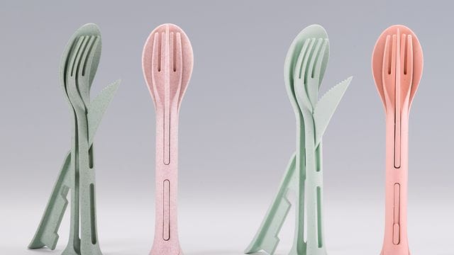Für die Verleihung des Schmähpreises hat die "Aktion Plagiarius" eine Fälschung (rechts) vom Mehrweg-Besteckset der Kunststoff-Designfirma Koziol (links) ausgewählt.
