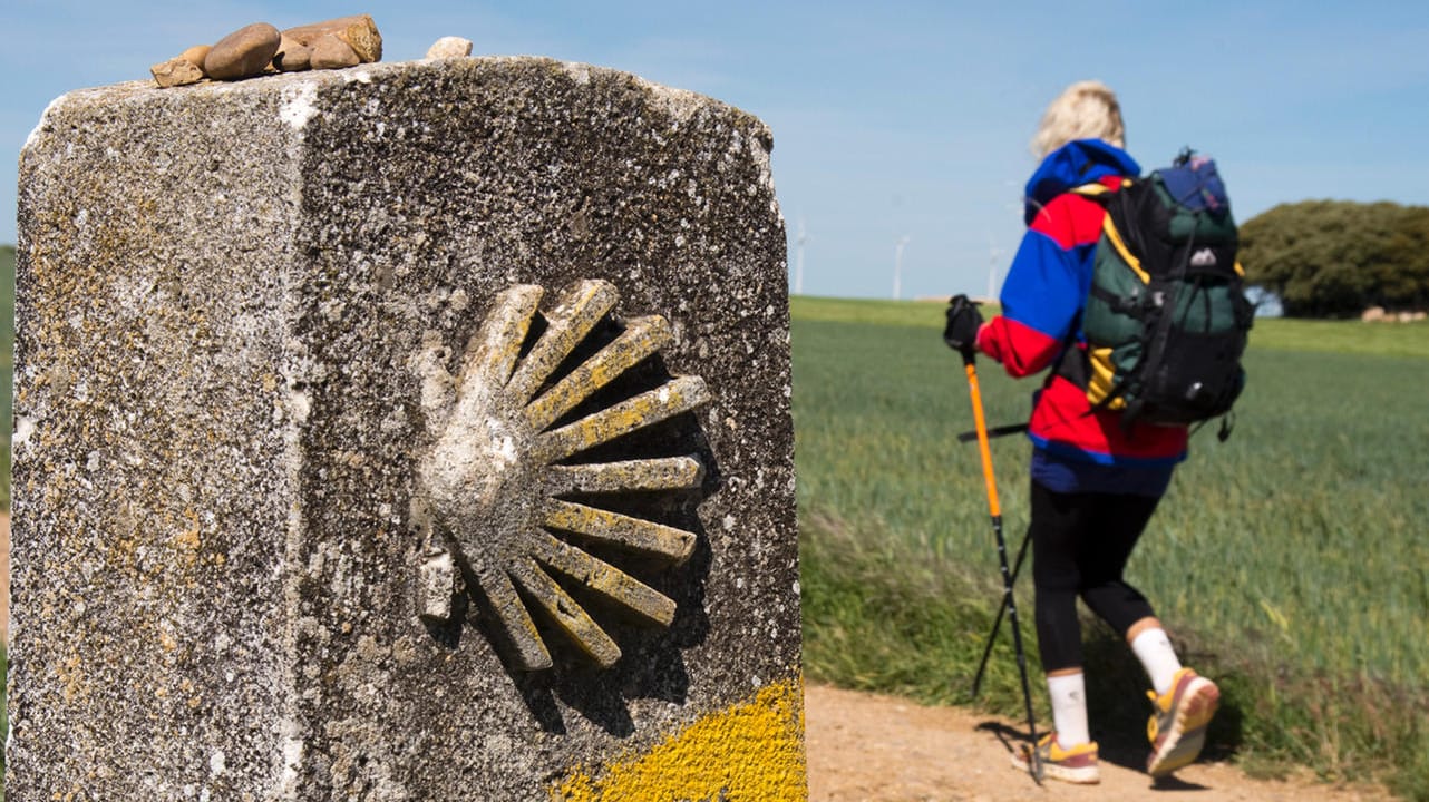 Pilgern (Symbolbild): Auf dem klassischen Jakobsweg geht es nach Santiago de Compostela.