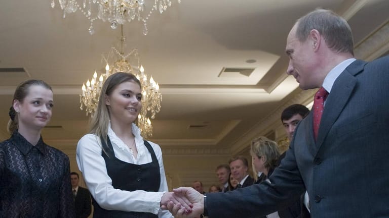 Hand drauf: Wladimir Putin und Alina Kabajewa während eines Empfangs im Jahr 2004.