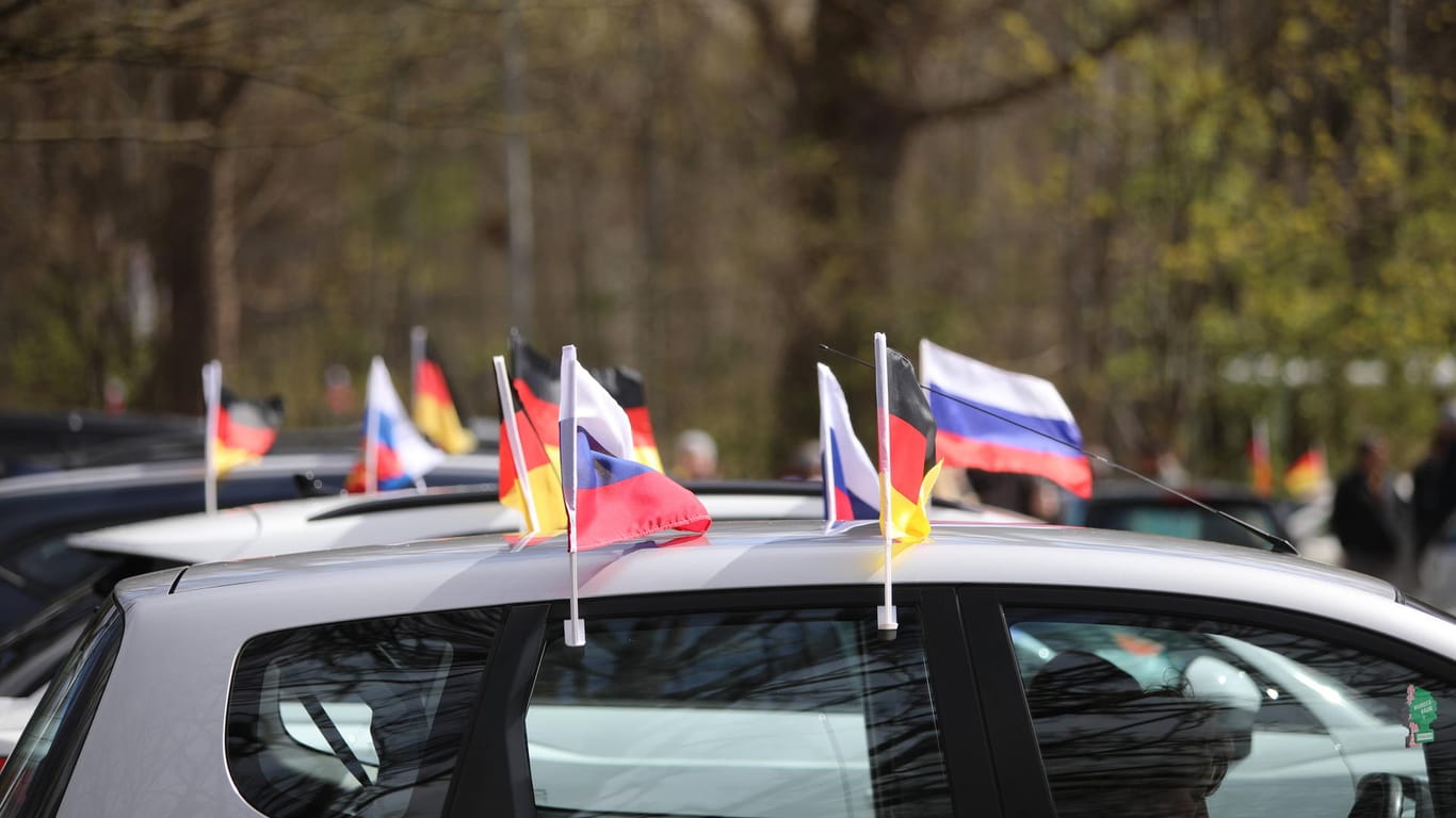 Autos mit Russland- und Deutschland-Flaggen (Archivbild): Der geplante prorussische Autokorso in Bremen wurde abgesagt.