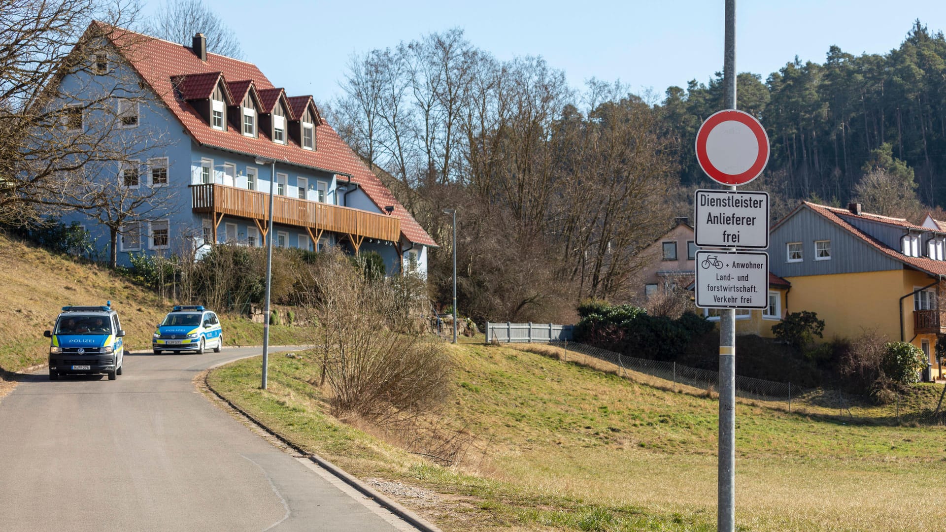 Polizeiwagen im mittelfränkischen Altschauerberg (Archivbild): Mittlerweile scheint in dem Dorf Ruhe eingekehrt zu sein.