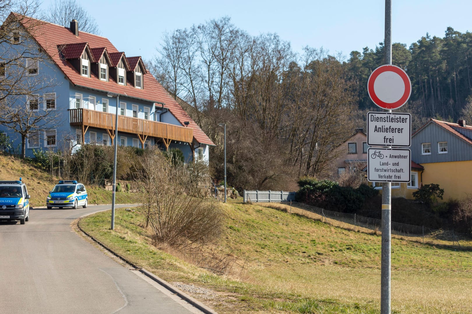 Polizeiwagen im mittelfränkischen Altschauerberg (Archivbild): Mittlerweile scheint in dem Dorf Ruhe eingekehrt zu sein.