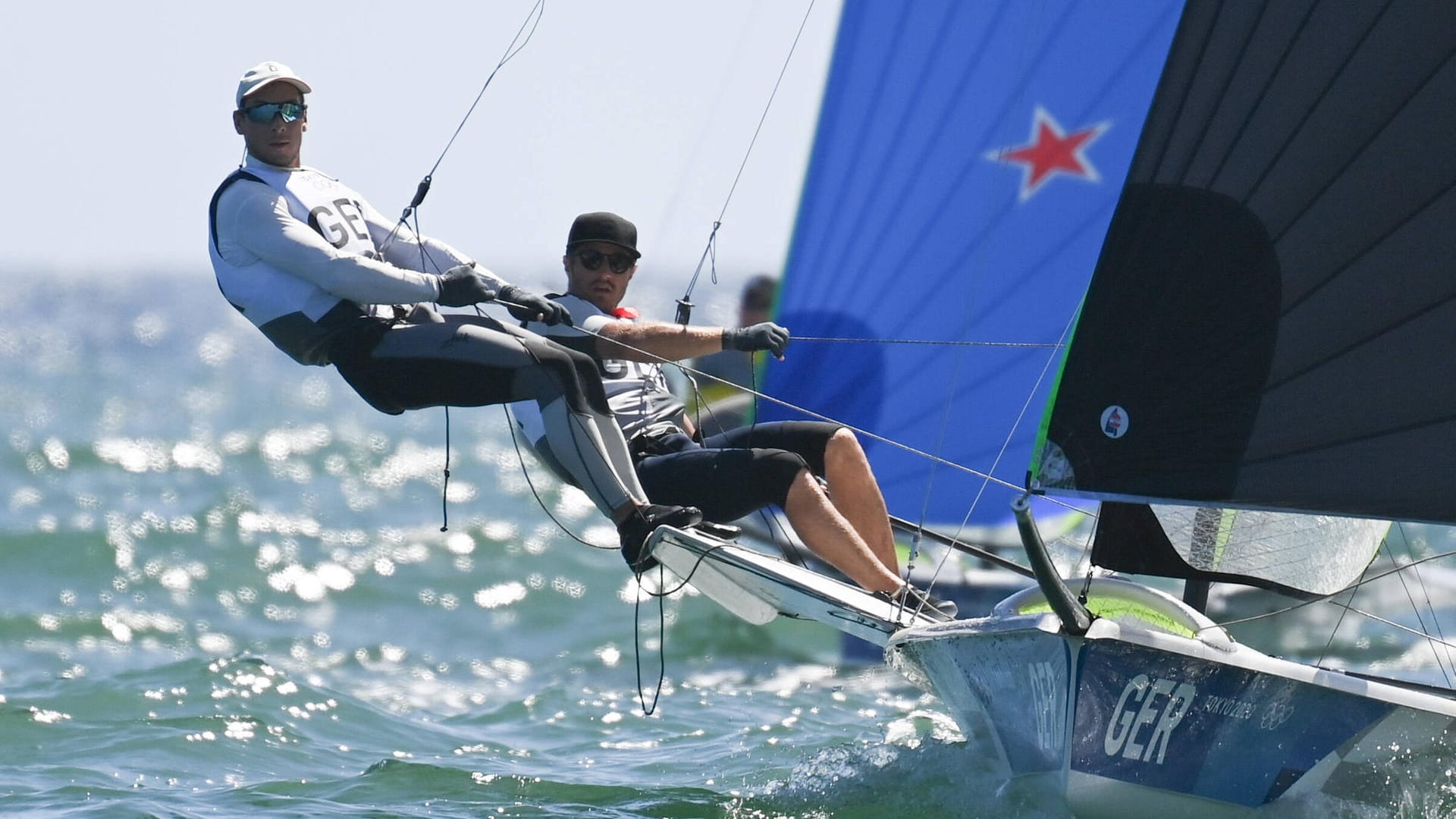 Erik Heil und Thomas Plößel auf ihrem 49er (Archivbild): Bei den Olympischen Spielen in Tokio segelte das Team auf Platz drei.