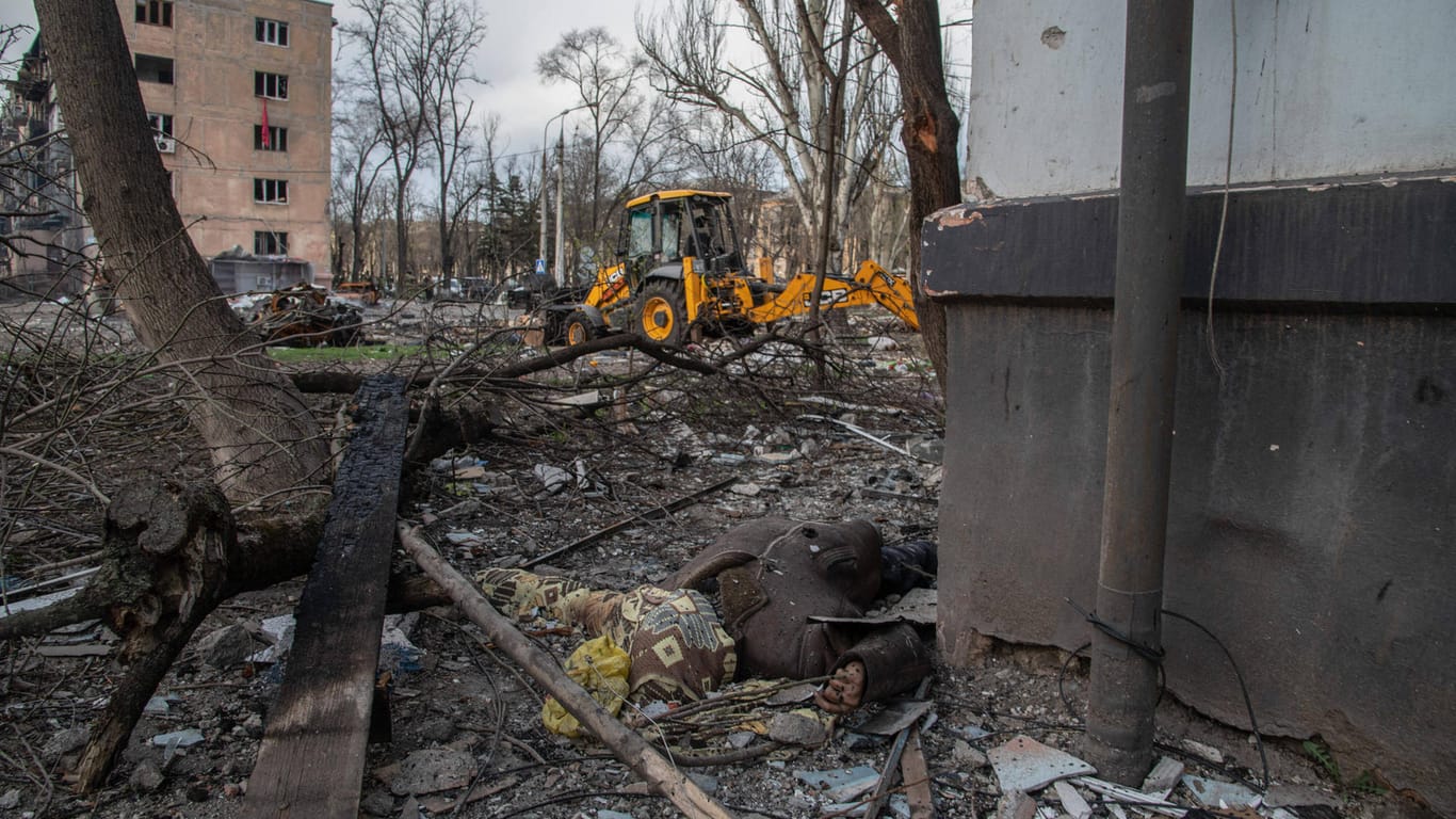 Eine Leiche liegt in den Trümmern: In Mariupol harren immer noch viele Zivilisten aus.