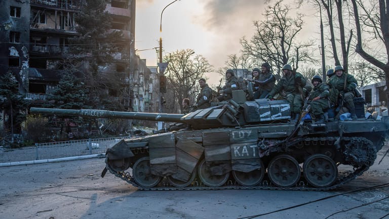 Russische Soldaten in Mariupol: Die Stadt wurde fast vollständig zerstört.