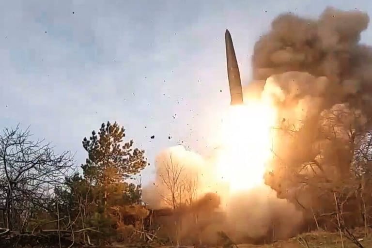 Abschuss einer russischen Iskander-Rakete: Die Raketen können auch atomar bestückt werden.