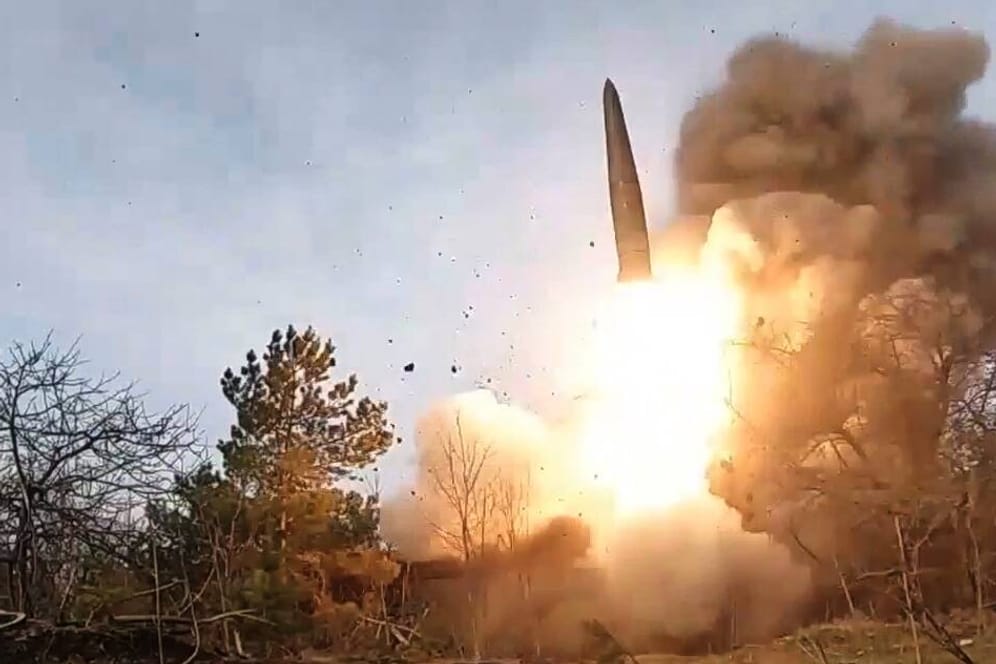 Abschuss einer russischen Iskander-Rakete (Archivbild): Am Abend wurde erneut Luftalarm in einigen ukrainischen Regionen ausgelöst.