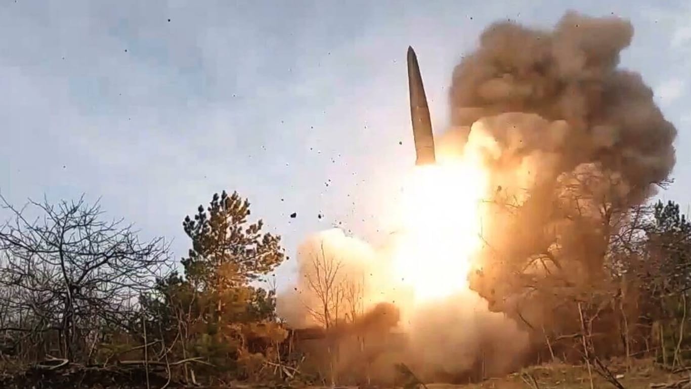 Abschuss einer russischen Iskander-Rakete (Archivbild): Am Abend wurde erneut Luftalarm in einigen ukrainischen Regionen ausgelöst.
