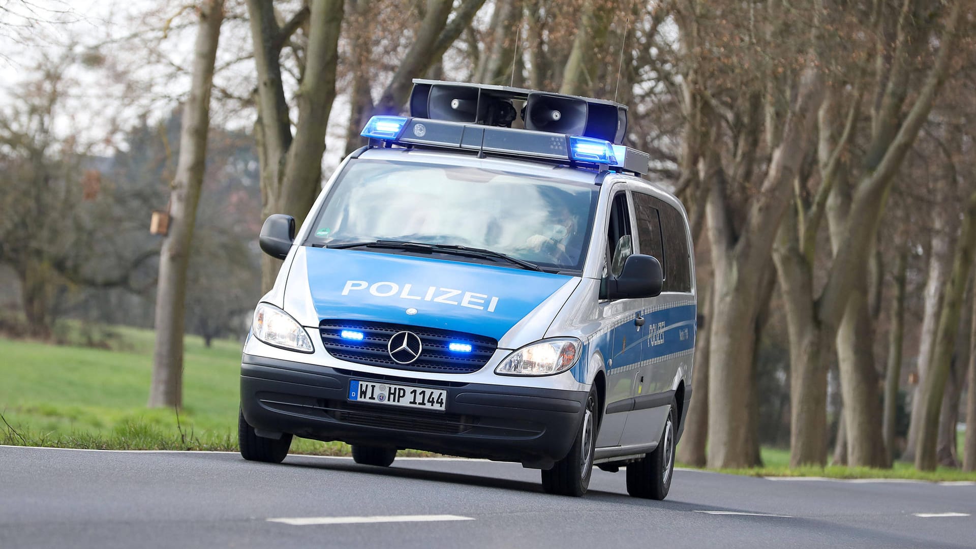 Polizeiauto (Symbolbild): Die Todesursache des Mieters konnte bisher nicht genau geklärt werden. Polizeiauto (Symbolbild): Die Todesursache des Mieters konnte bisher nicht genau geklärt werden.