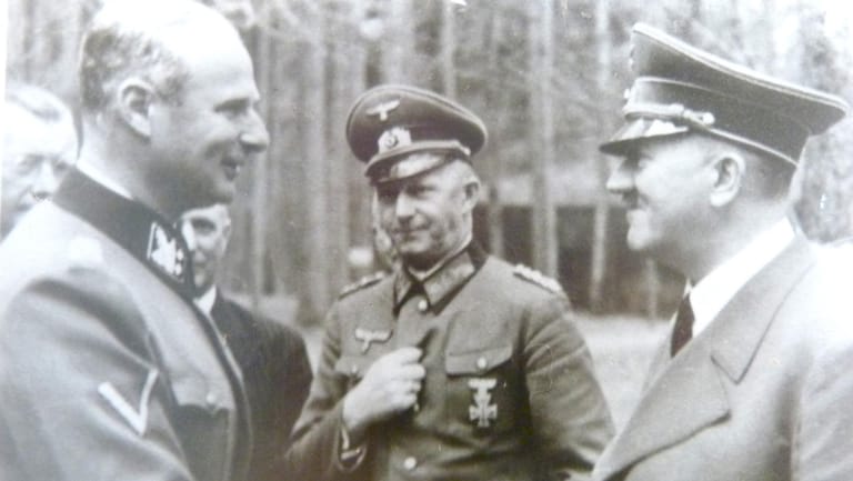 SS-General Karl Wolff (links) mit Adolf Hitler (Archivbild): Wolffs Villa gehört heute dem russischen Oligarchen Alischer Usmanow.