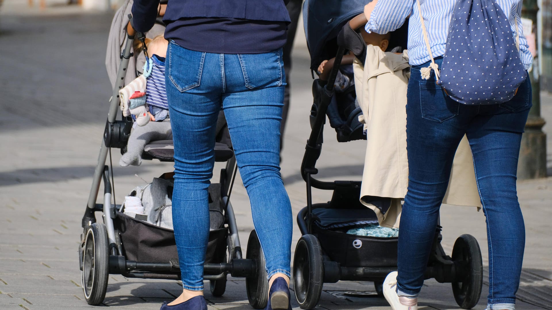 Zwei Frauen schieben Kinderwägen (Archiv): In Stuttgart haben zwei Paare versucht, ihr Diebesgut im Kinderwagen aus einem Baumarkt zu schmuggeln. Zwei Frauen schieben Kinderwägen (Archiv): In Stuttgart haben zwei Paare versucht, ihr Diebesgut im Kinderwagen aus einem Baumarkt zu schmuggeln.