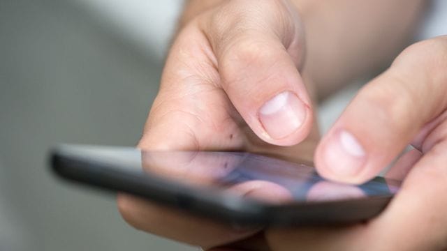 Eine App zum Anhören von Mailboxnachrichten runterladen? Hier hört man besser auf die warnenden Stimmen im Kopf und lässt es. Eine App zum Anhören von Mailboxnachrichten runterladen? Hier hört man besser auf die warnenden Stimmen im Kopf und lässt es.