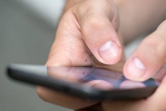 Eine App zum Anhören von Mailboxnachrichten runterladen? Hier hört man besser auf die warnenden Stimmen im Kopf und lässt es.