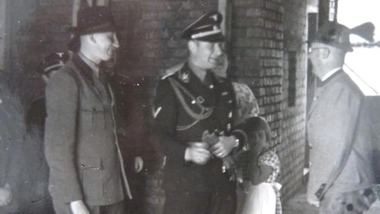 Reinhard Heydrich (links) und Heinrich Himmler (rechts) besichtigen mit Bauherr und SS-General Karl Wolff (Mitte) die Villa am Tegernsee während ihres Baus (Archivbilder): Heute gehört das Gebäude dem russischen Oligarchen Alisher Usmanow.