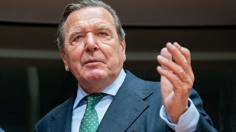Altkanzler Gerhard Schröder steht massiv in der Kritik.