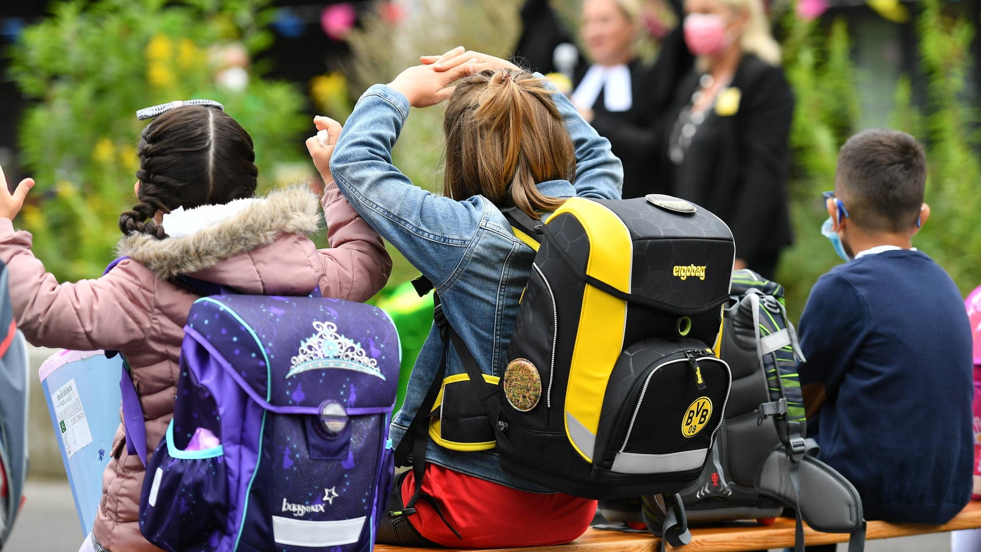 Eine Einschulung (Symbolbild): Zum kommenden Schuljahr erwartet Niedersachsen 7.500 Neuanmeldungen von geflüchteten Schülerinnen und Schülern. Eine Einschulung (Symbolbild): Zum kommenden Schuljahr erwartet Niedersachsen 7.500 Neuanmeldungen von geflüchteten Schülerinnen und Schülern.
