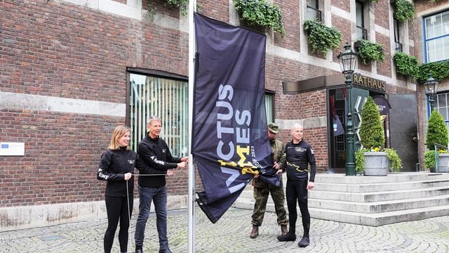 Flagge der "Invictus Games" kommt in Düsseldorf per Radtour Flagge der "Invictus Games" kommt in Düsseldorf per Radtour