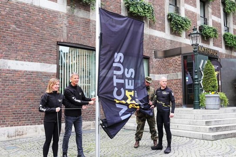 Flagge der "Invictus Games" kommt in Düsseldorf per Radtour