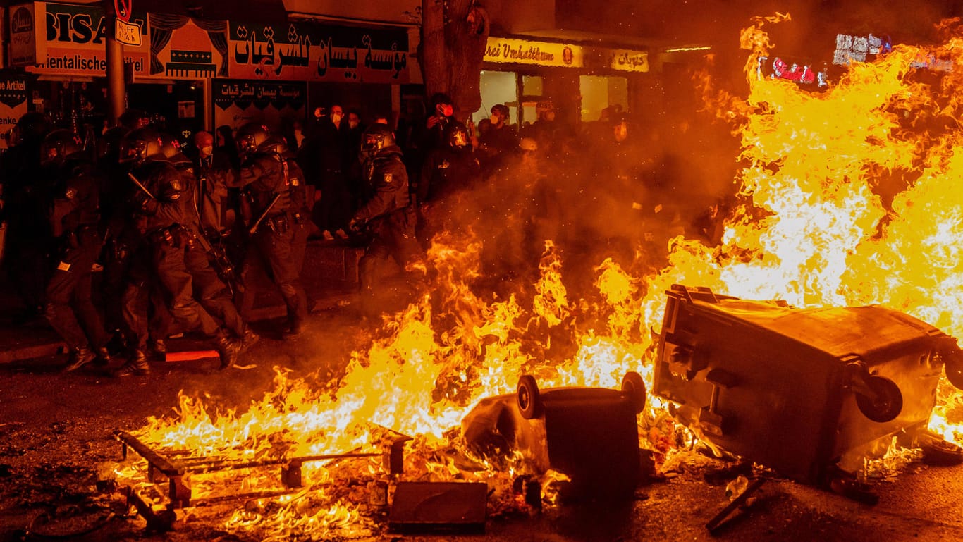 Brennende Müllcontainer bei einer Demonsration am 1. Maides vergangenen Jahres (Archivbild): Dieses Jahr sollen wieder gewaltbereite Demonstranten an der Versammlung teilnehmen.