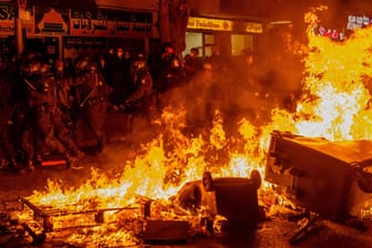 Brennende Müllcontainer bei einer Demonsration am 1. Maides vergangenen Jahres (Archivbild): Dieses Jahr sollen wieder gewaltbereite Demonstranten an der Versammlung teilnehmen.