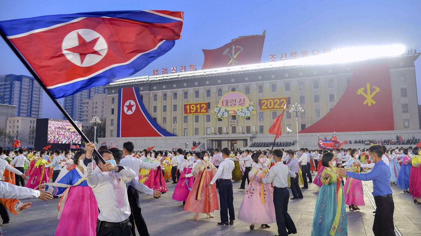Pjöngjang, 15. April: Die Militärparade war ursprünglich schon zum 110. Geburtstag von Republikgründer Kim Il Sung anstelle der abgebildeten Feierlichkeiten erwartet worden.