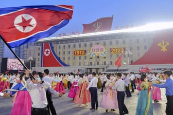 Pjöngjang, 15. April: Die Militärparade war ursprünglich schon zum 110. Geburtstag von Republikgründer Kim Il Sung anstelle der abgebildeten Feierlichkeiten erwartet worden.