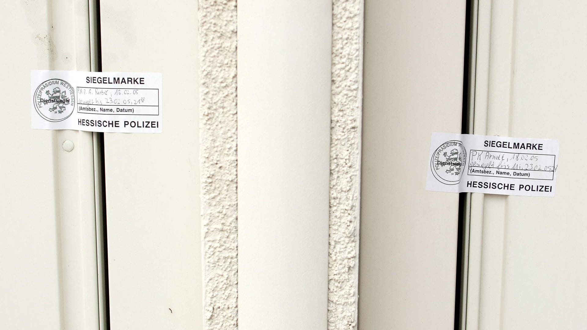 Durch die hessische Polizei versiegelte Türen (Symbolbild): Am 19. April wurde das Restaurant amtlich geschlossen. Durch die hessische Polizei versiegelte Türen (Symbolbild): Am 19. April wurde das Restaurant amtlich geschlossen.