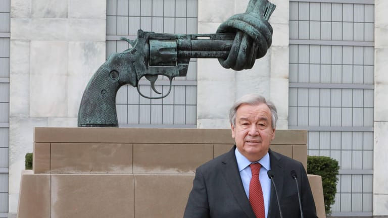 António Guterres vergangene Woche in New York: Die Waffe mit dem Knoten ist ein Symbol gegen die Gewalt – der Ort von Guterres' Apell für eine Waffenruhe sicherlich nicht zufällig gewählt.