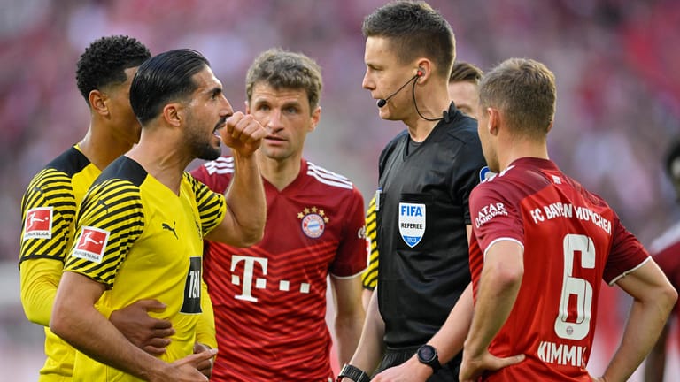Schiedsrichter Siebert (M.) im Spiel zwischen Bayern und Dortmund: Umstrittene Entscheidung zu Ungunsten des BVB.