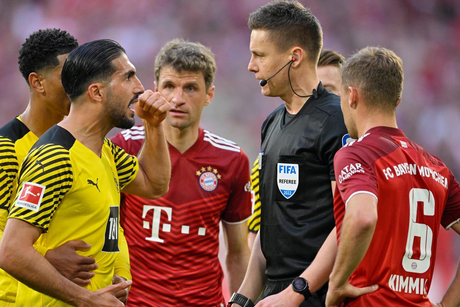 Schiedsrichter Siebert (M.) im Spiel zwischen Bayern und Dortmund: Umstrittene Entscheidung zu Ungunsten des BVB.