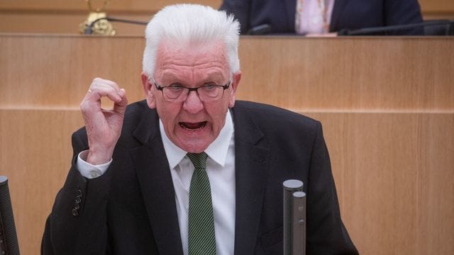 Winfried Kretschmann, Ministerpräsident von Baden-Württemberg im Landtag (Archiv): Bei einer Podiumsdiskussion forderte er, über längere Arbeitszeiten für Lehrer nachzudenken.