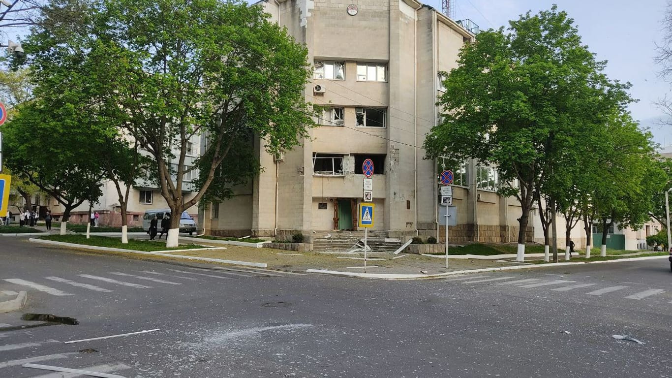 Das Foto der lokalen Behörden soll das beschossene Gebäude zeigen: Es sind eingeschlagene Fenster zu sehen.