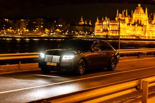 Schwarzer Geist: Kunden können zwar auch einen besonderen Schwarzton wählen, doch sind auch etliche andere Farben für den Rolls-Royce Ghost Black Badge möglich.