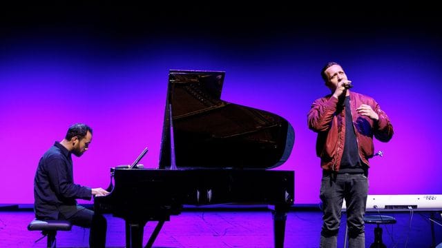 Pianist Igor Levit spielte mit dem Sänger Danger Dan (r) im Berliner Ensemble.