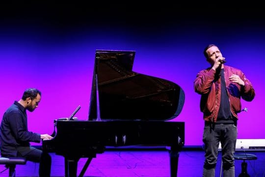 Pianist Igor Levit spielte mit dem Sänger Danger Dan (r) im Berliner Ensemble.