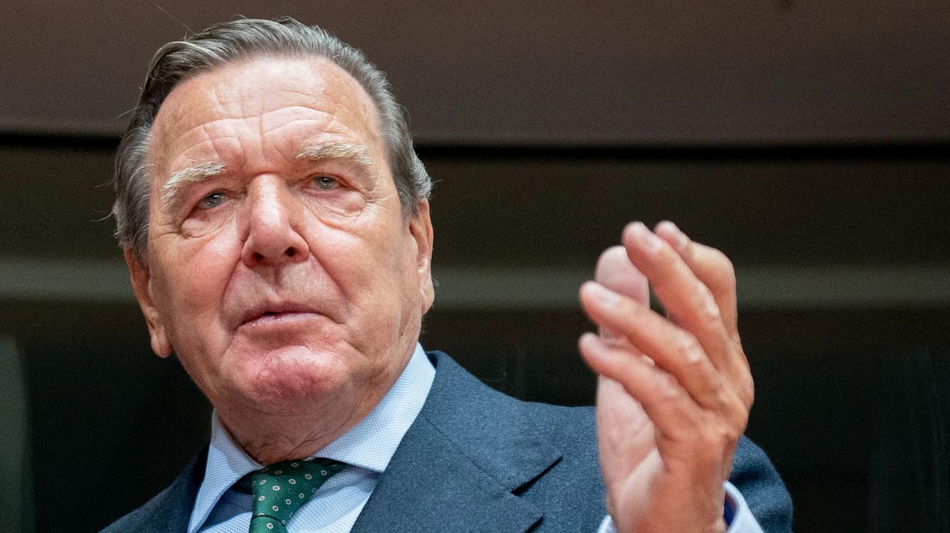 Gerhard Schröder schaut in die Kamera (Archivbild): Der Ex-Kanzler hat noch immer ein Büro im Bundestag.