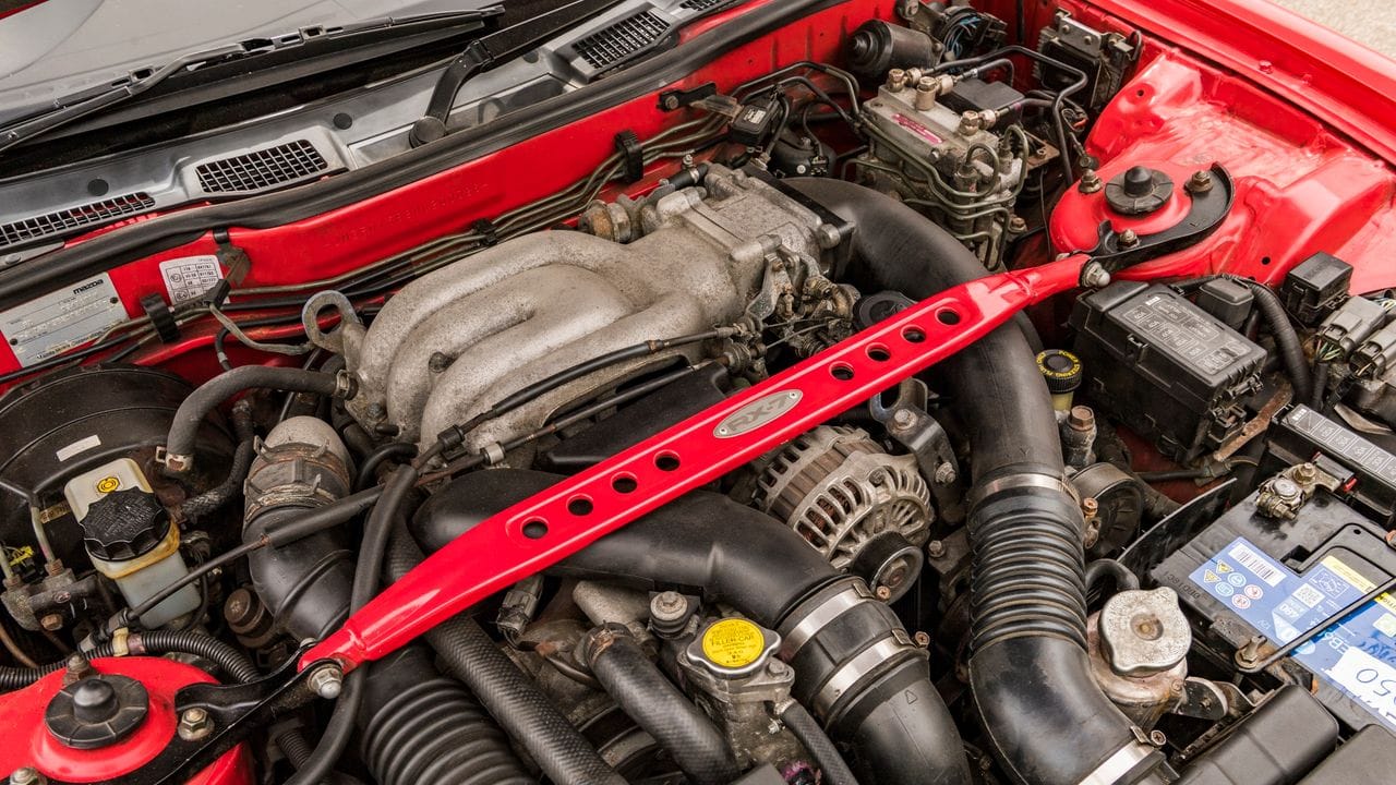 Ein ungewohnter Anblick im Motorraum des Mazda RX-7: Statt Stampfkolben gibt es hier ein Kreiskolbentriebwerk. Ein ungewohnter Anblick im Motorraum des Mazda RX-7: Statt Stampfkolben gibt es hier ein Kreiskolbentriebwerk.