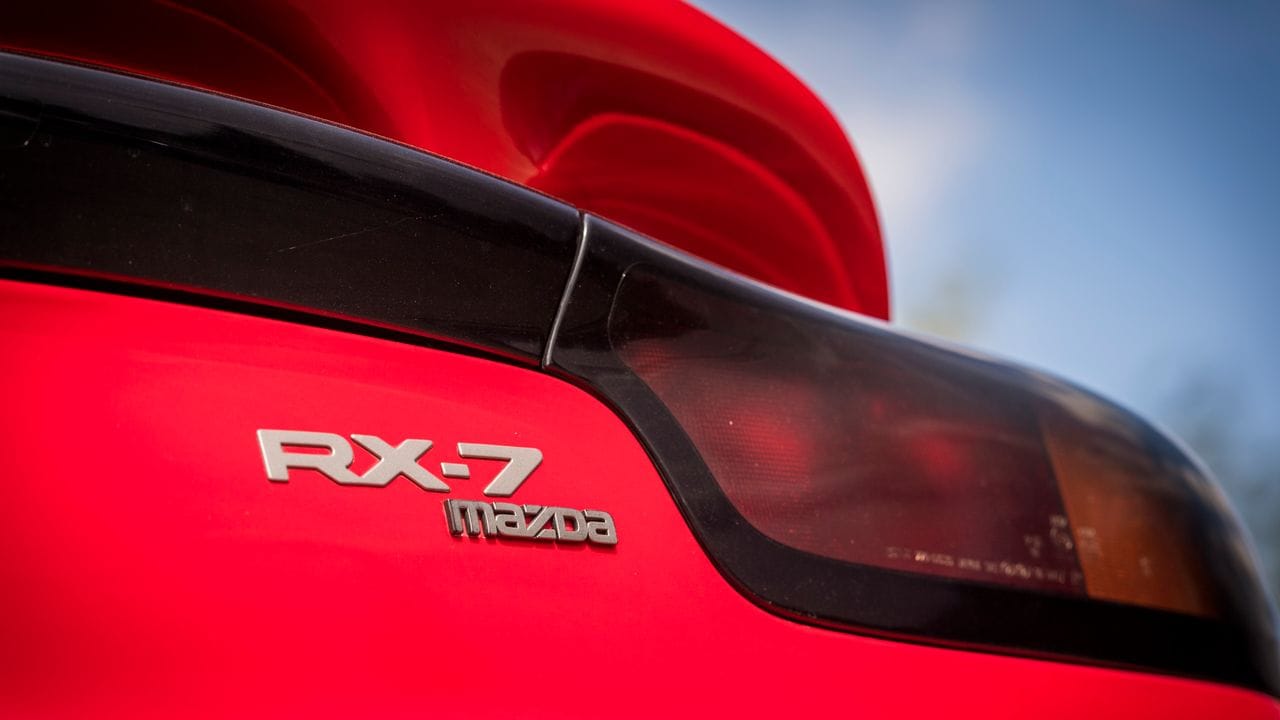 Der RX-7 ist ein gar nicht so biederer Mazda im sonst eher zurückhaltenden Line-Up der japanischen Marke. Der RX-7 ist ein gar nicht so biederer Mazda im sonst eher zurückhaltenden Line-Up der japanischen Marke.
