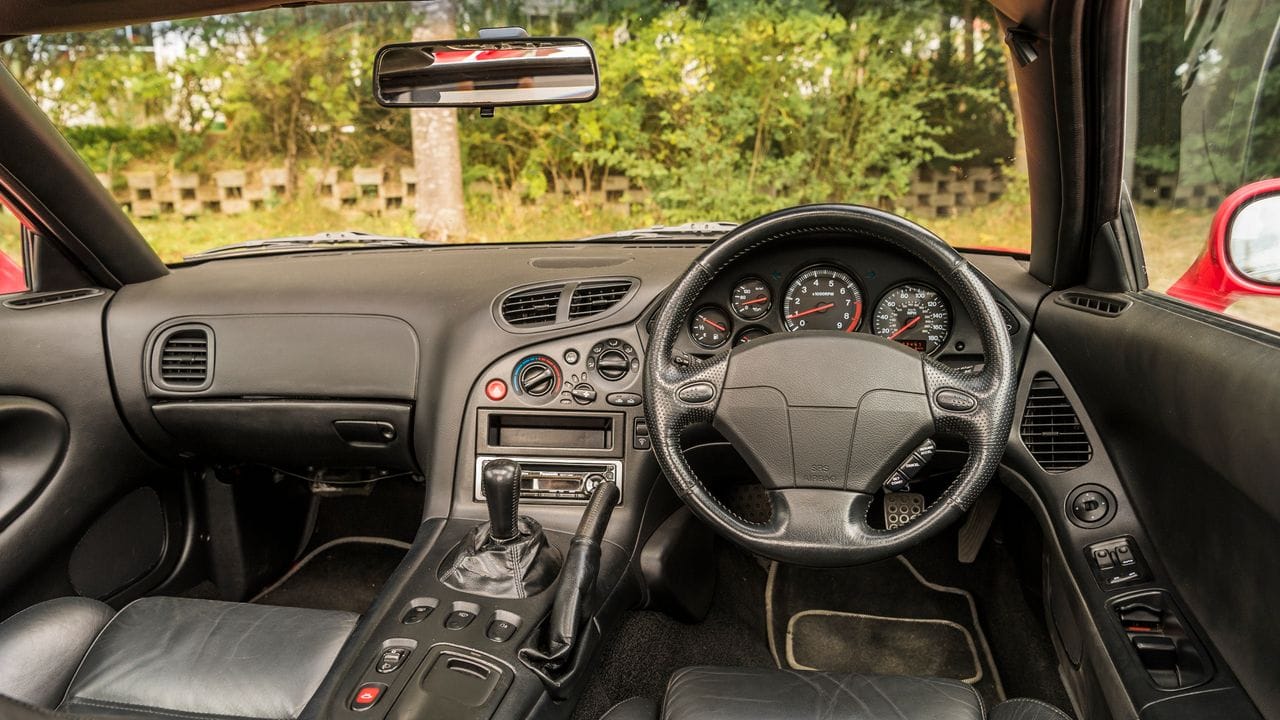 Innen ist der Mazda RX-7 ein Träumchen aus Leder und Plastik. Innen ist der Mazda RX-7 ein Träumchen aus Leder und Plastik.