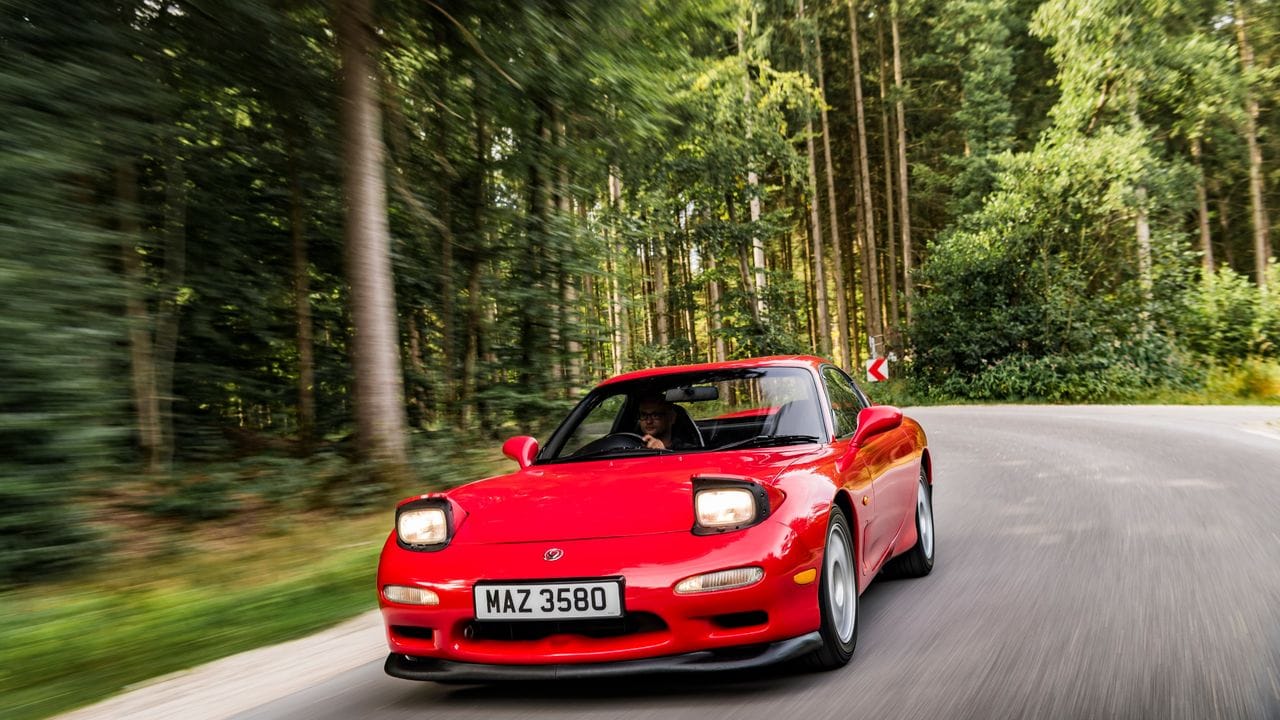 Waren die ersten RX-7 noch gut, aber nicht ausufernd motorisiert, gab es im RX-7 FD3S schon 176 kW aufwärts - und damit ordentlich Wumms. Waren die ersten RX-7 noch gut, aber nicht ausufernd motorisiert, gab es im RX-7 FD3S schon 176 kW aufwärts - und damit ordentlich Wumms.