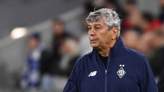 Kiews Trainer Mircea Lucescu verfolgt das Spiel seiner Mannschaft.