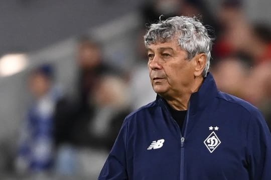 Kiews Trainer Mircea Lucescu verfolgt das Spiel seiner Mannschaft.