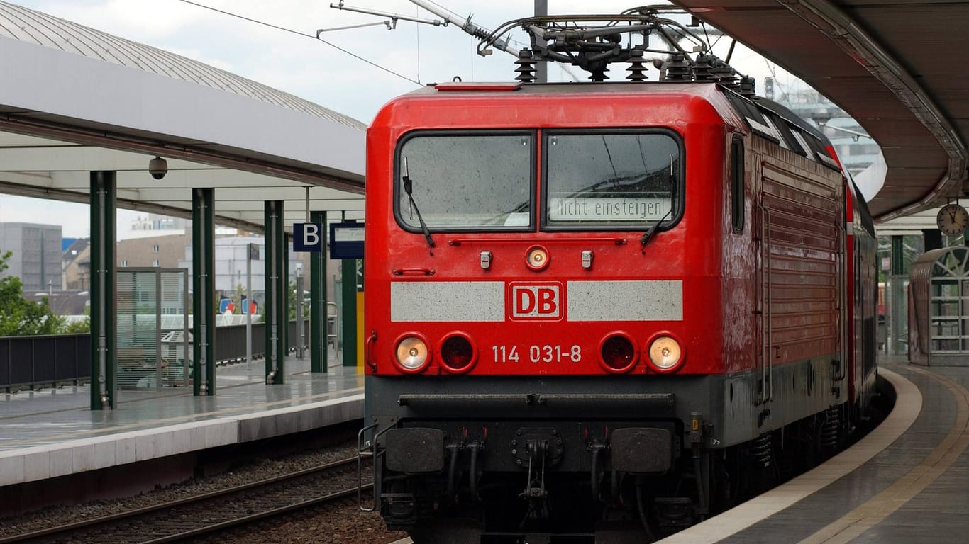 Regionalzug fährt in den Bahnhof ein (Symbolbild): Der Zug musste ein Notbremsung hinlegen.