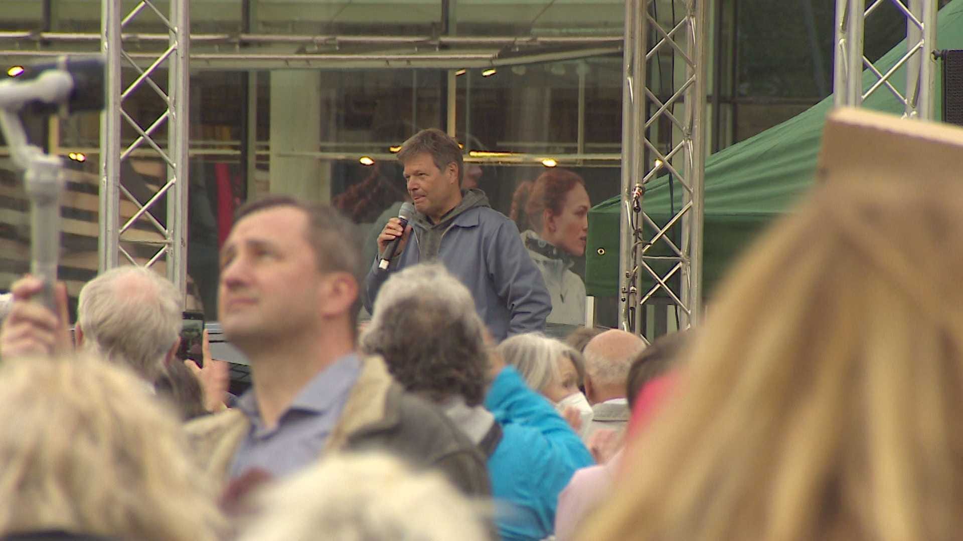 Habeck auf der Bühne: Der grüne Vizekanzler war nur nah an der Bühne gut zu verstehen.