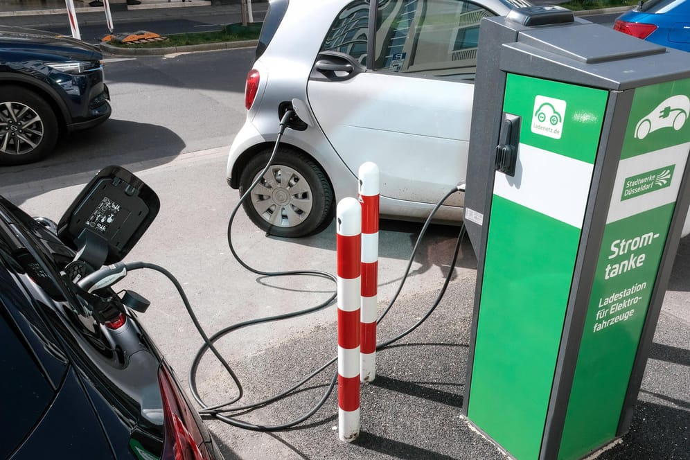 Autos laden an einer Elektrotankstelle (Symbolbild): In Berlin fahren immer mehr Menschen mit E-Autos.