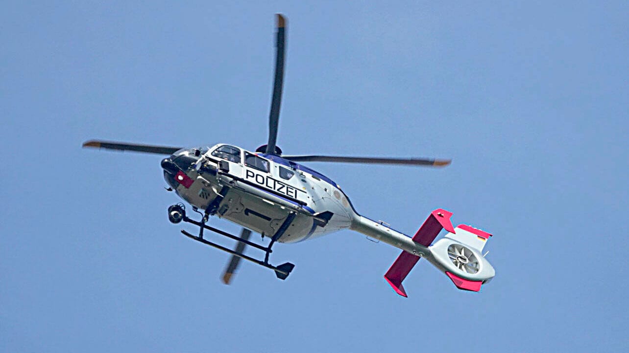 Hubschrauber der Polizei im Einsatz (Symbolbild): In einem Gebüsch entdeckten Beamte einen Verdächtigen. Hubschrauber der Polizei im Einsatz (Symbolbild): In einem Gebüsch entdeckten Beamte einen Verdächtigen.