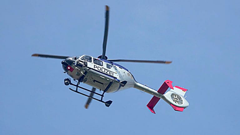 Hubschrauber der Polizei im Einsatz (Symbolbild): In einem Gebüsch entdeckten Beamte einen Verdächtigen.
