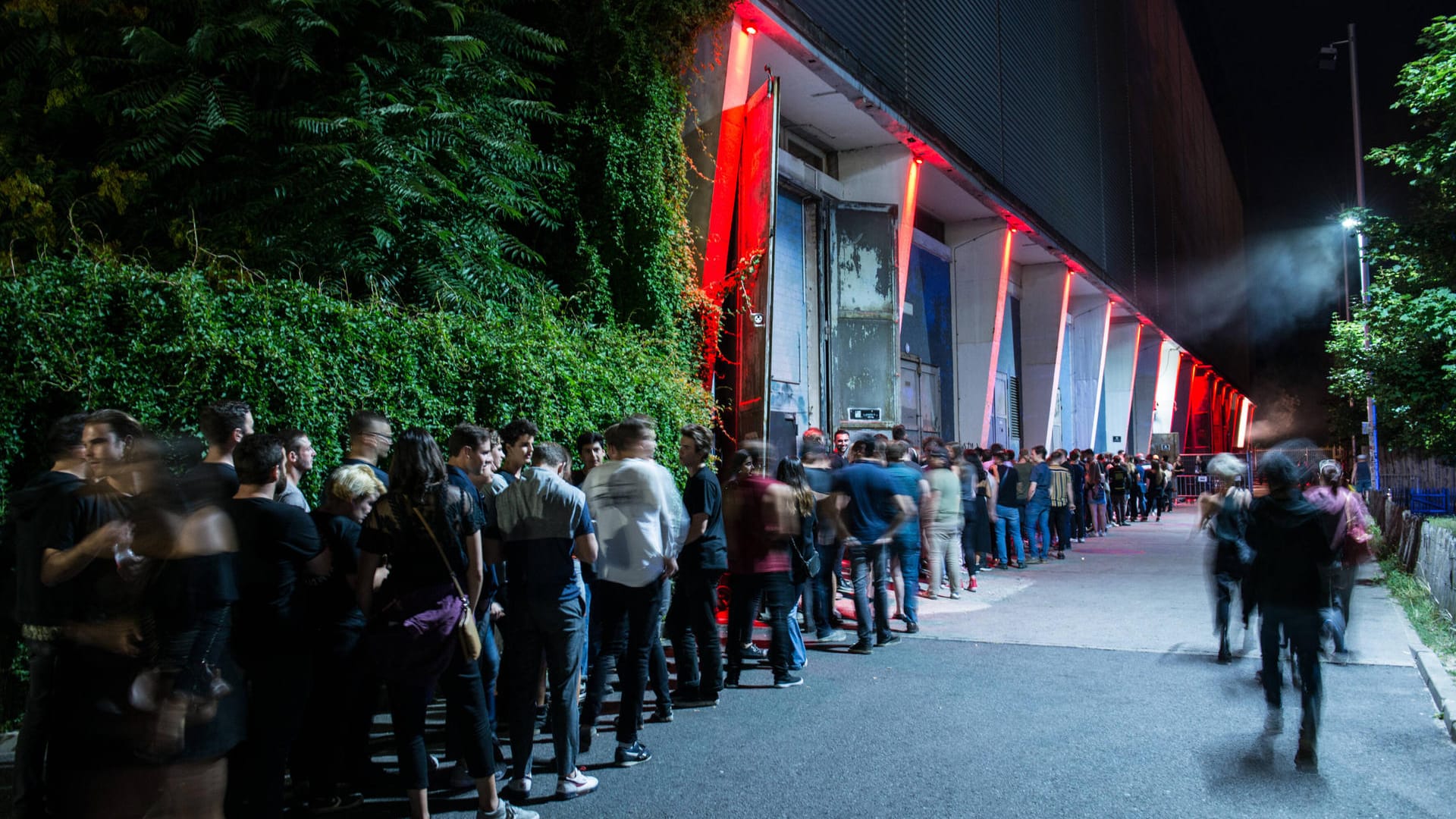 Lange Warteschlange vor dem Club Tresor Berlin (Archivbild): Ab dem 6. Mai kann hier wieder getanzt werden.