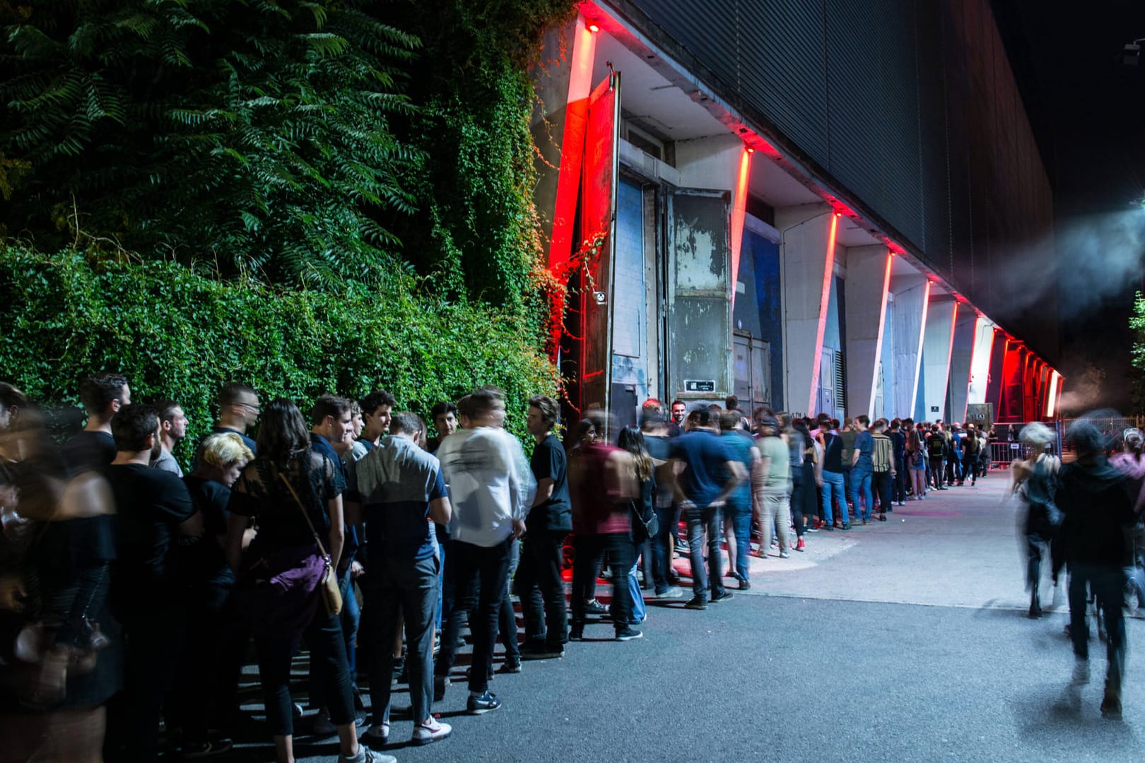 Lange Warteschlange vor dem Club Tresor Berlin (Archivbild): Ab dem 6. Mai kann hier wieder getanzt werden.