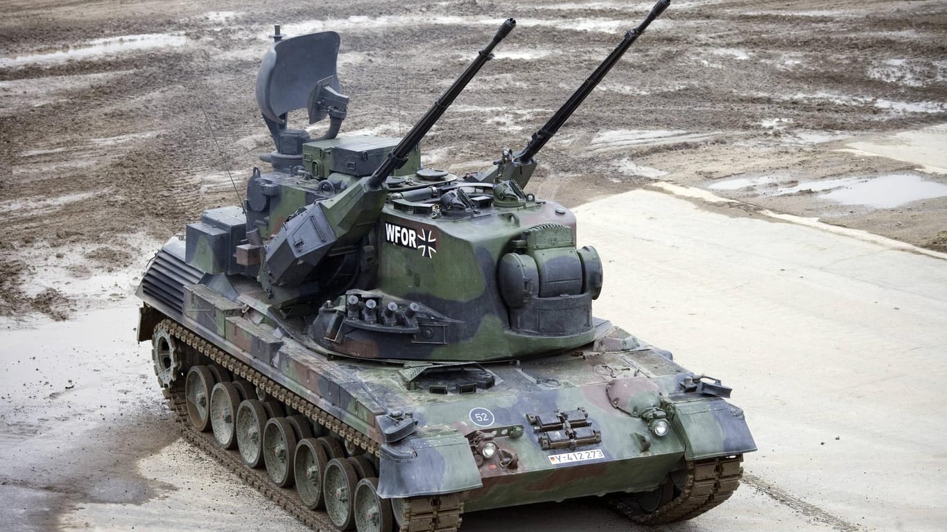 Der Kampfpanzer Gepard kann mit seinen zwei 35-Millimeter-Kanonen Ziele in der Luft und am Boden bekämpfen.
